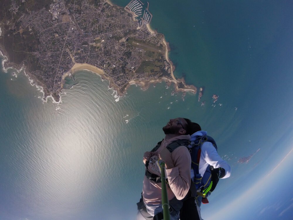 Saut en parachute tête en l'air